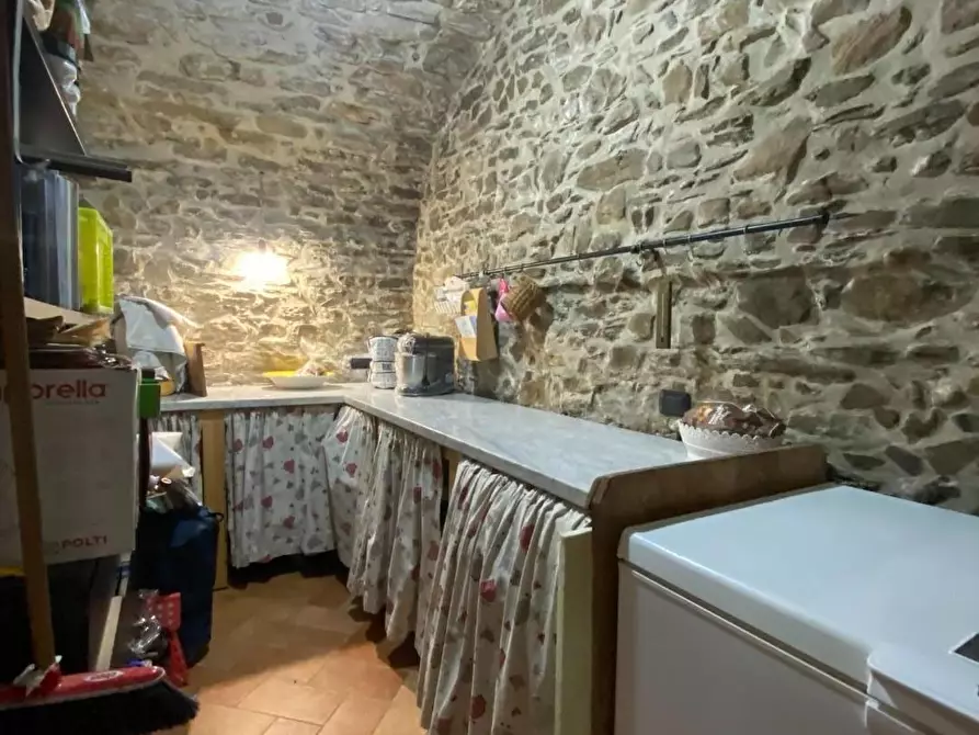 Immagine 9 di Casa colonica in vendita  a Carmignano