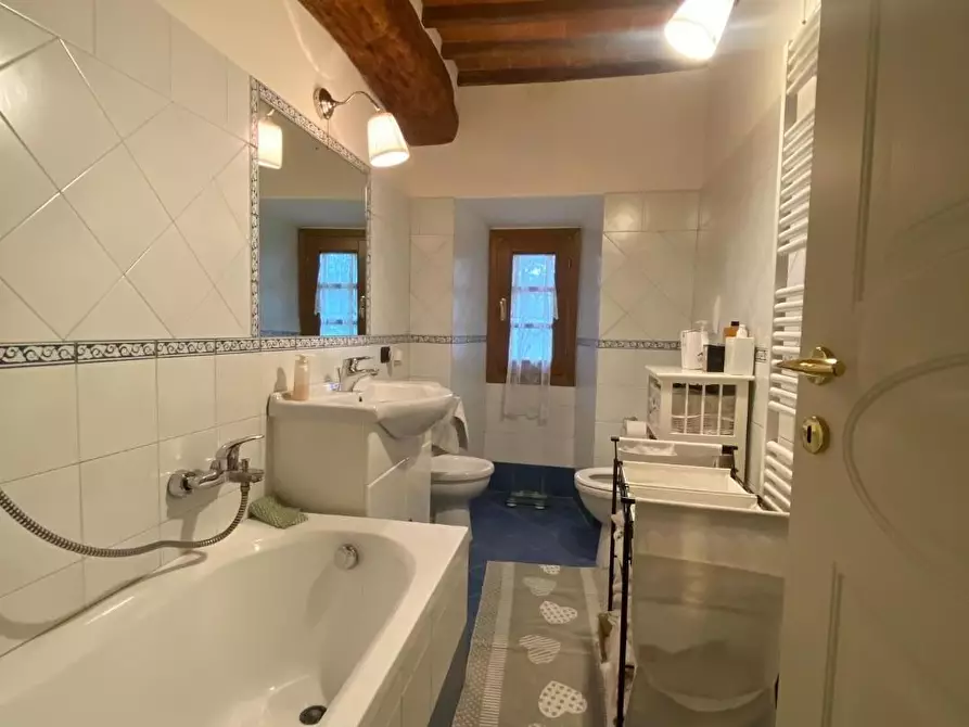 Immagine 23 di Casa colonica in vendita  a Carmignano