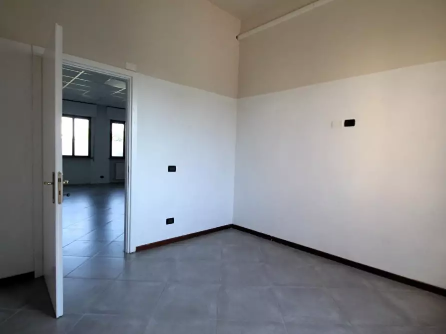 Immagine 7 di Locale commerciale in affitto  a Capannori