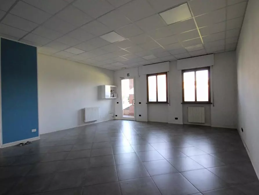 Immagine 3 di Locale commerciale in affitto  a Capannori