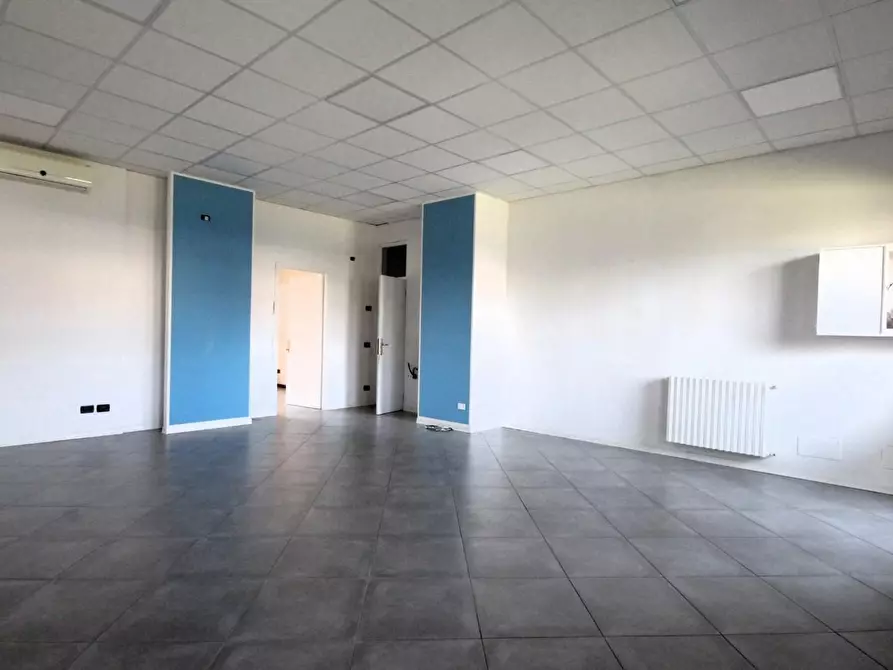 Immagine 2 di Locale commerciale in affitto  a Capannori