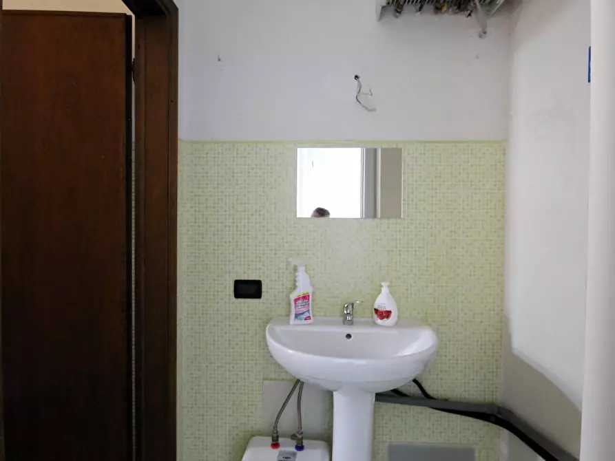 Immagine 8 di Locale commerciale in affitto  a Capannori