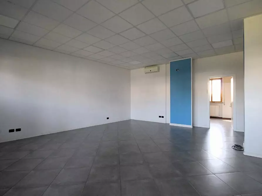 Immagine 4 di Locale commerciale in affitto  a Capannori