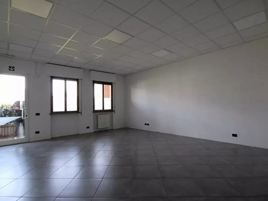 Immagine 5 di Locale commerciale in affitto  a Capannori