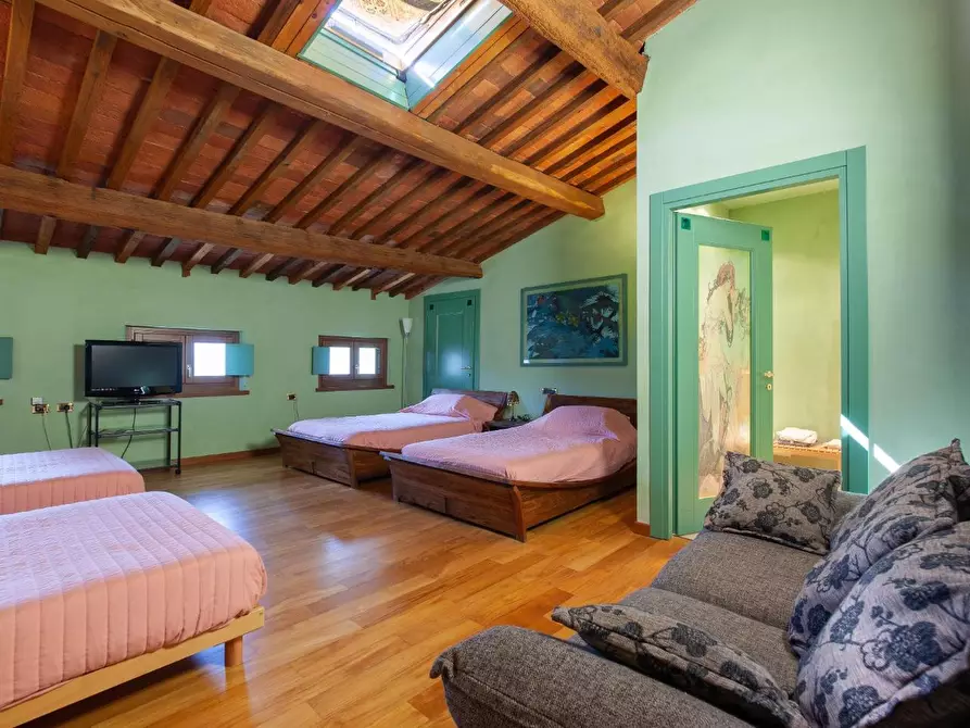 Immagine 18 di Casa colonica in vendita  a Lucca
