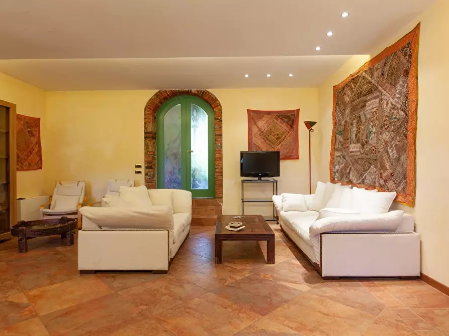 Immagine 11 di Casa colonica in vendita  a Lucca