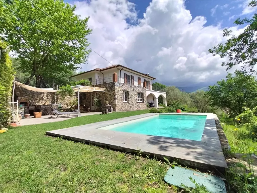 Immagine 1 di Villa in vendita  a Sarzana