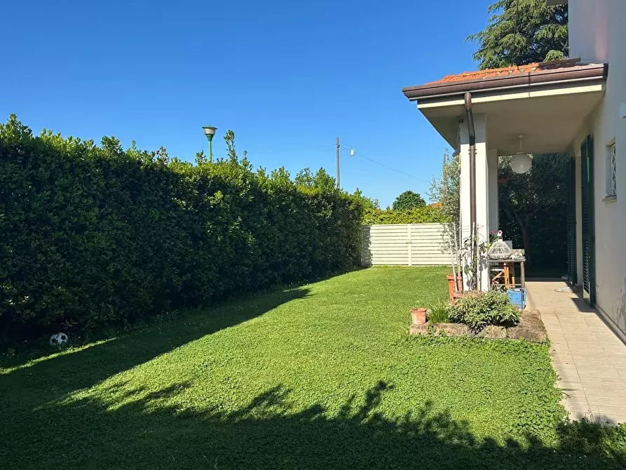 Immagine 11 di Casa bifamiliare in vendita  a Capannori