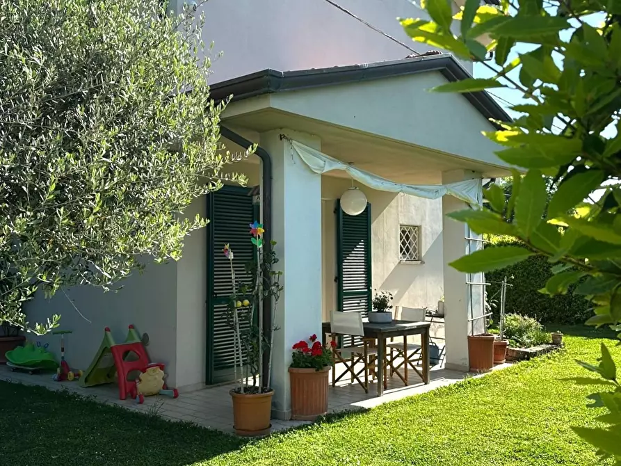 Immagine 2 di Casa bifamiliare in vendita  a Capannori