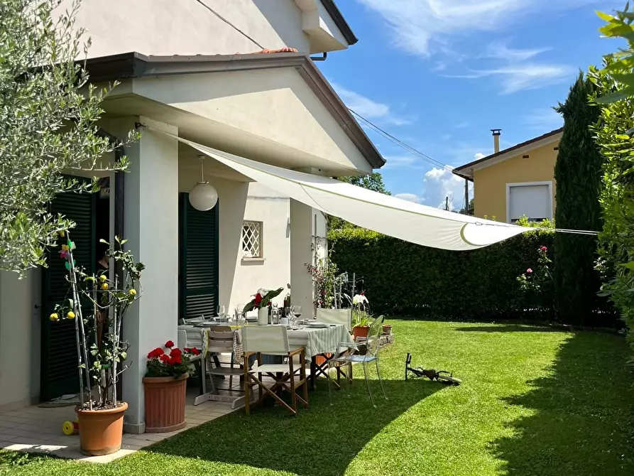 Immagine 1 di Casa bifamiliare in vendita  a Capannori