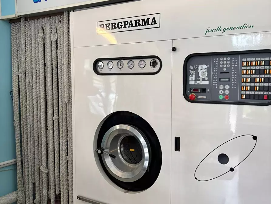 Immagine 4 di Negozio in vendita  a Roma