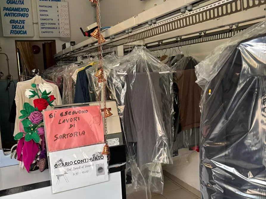 Immagine 8 di Negozio in vendita  a Roma