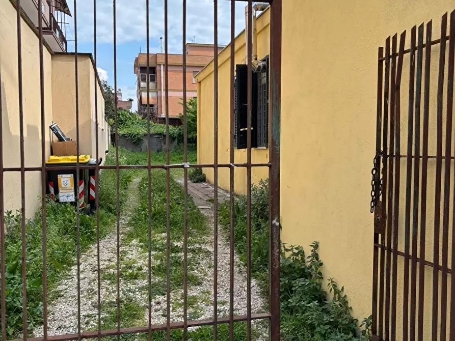 Immagine 34 di Negozio in vendita  a Roma