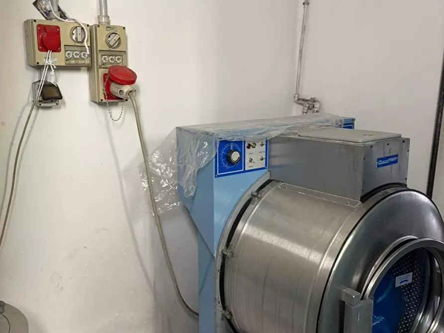 Immagine 23 di Negozio in vendita  a Roma