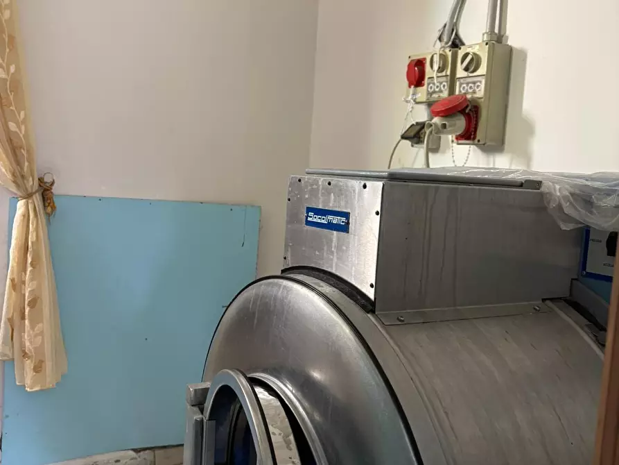 Immagine 22 di Negozio in vendita  a Roma