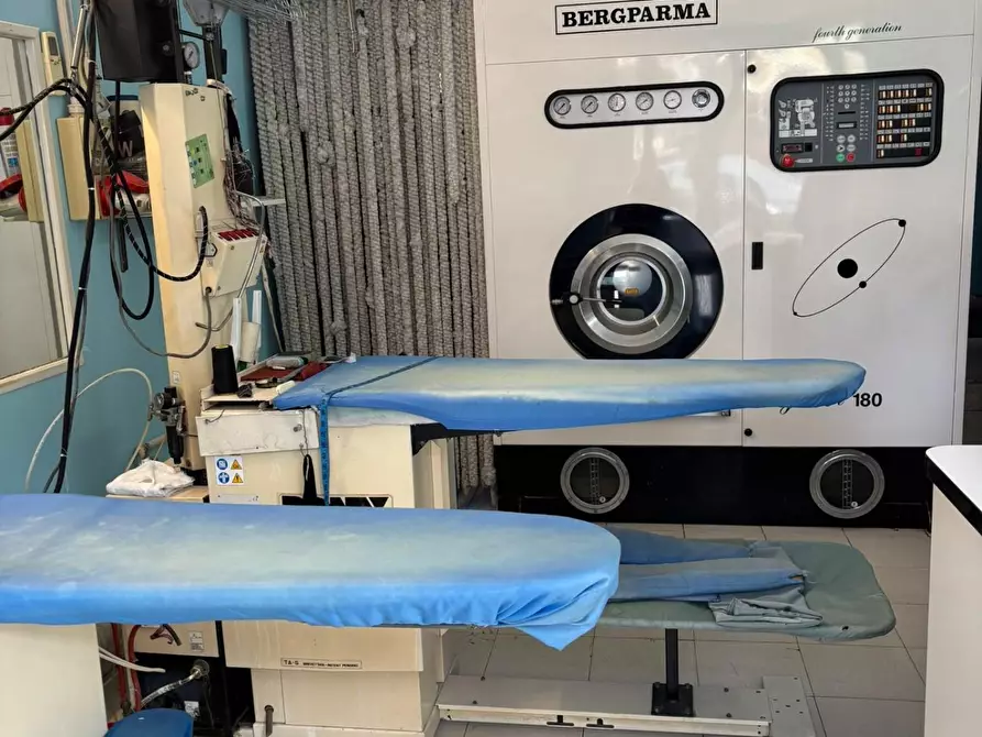 Immagine 2 di Negozio in vendita  a Roma