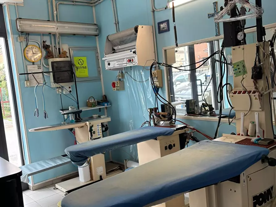 Immagine 10 di Negozio in vendita  a Roma