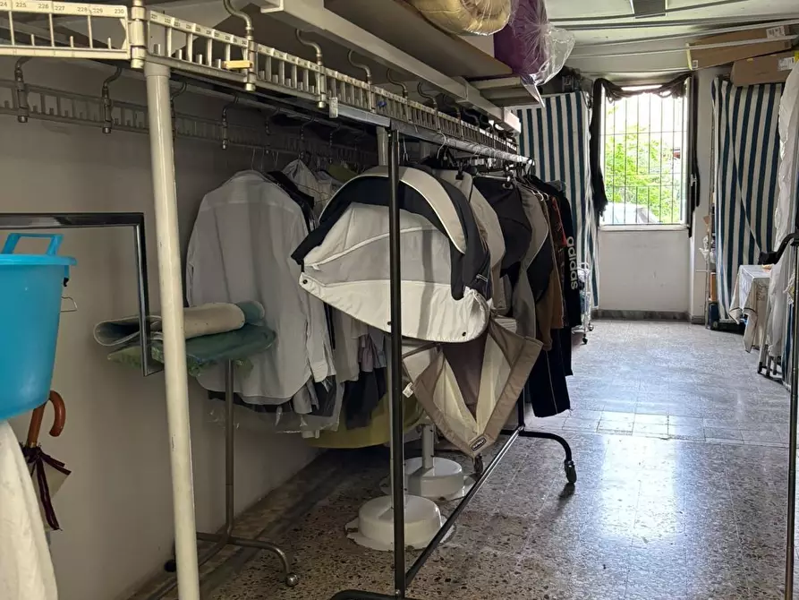 Immagine 26 di Negozio in vendita  a Roma