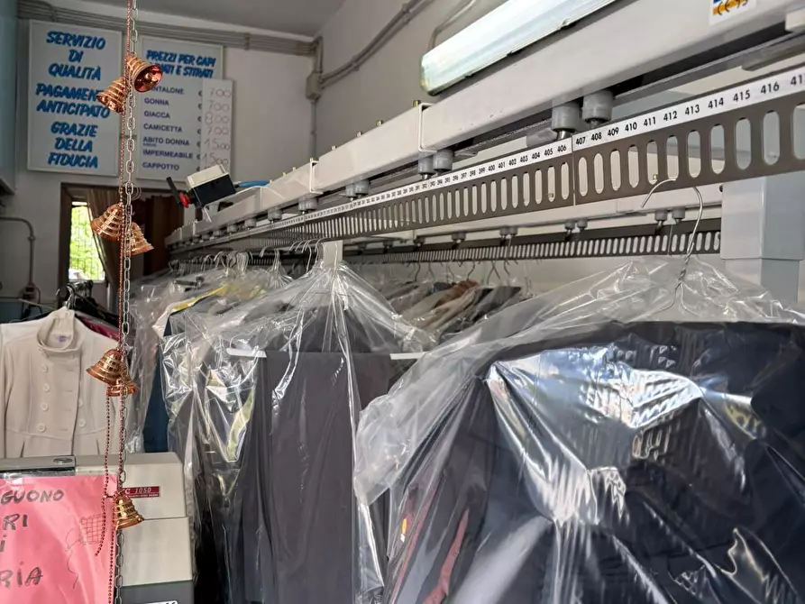 Immagine 12 di Negozio in vendita  a Roma