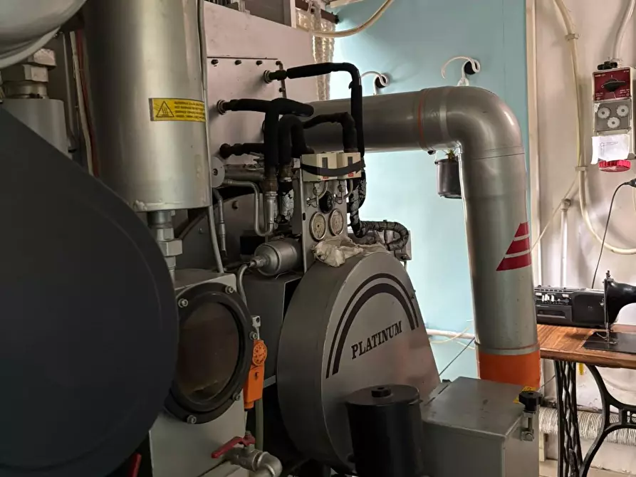 Immagine 19 di Negozio in vendita  a Roma