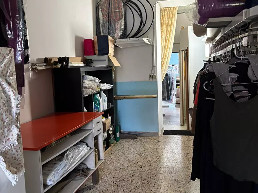 Immagine 30 di Negozio in vendita  a Roma