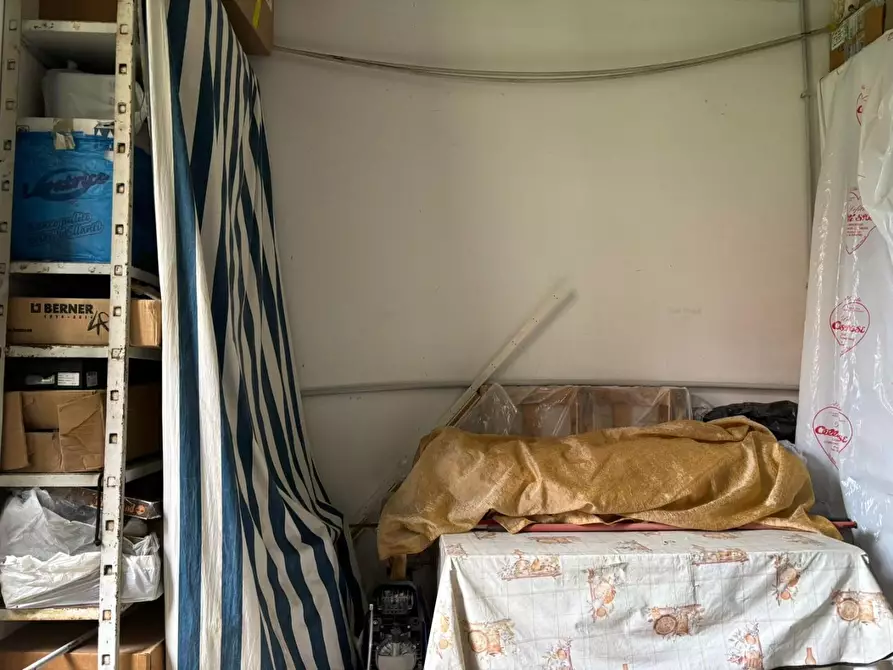 Immagine 33 di Negozio in vendita  a Roma