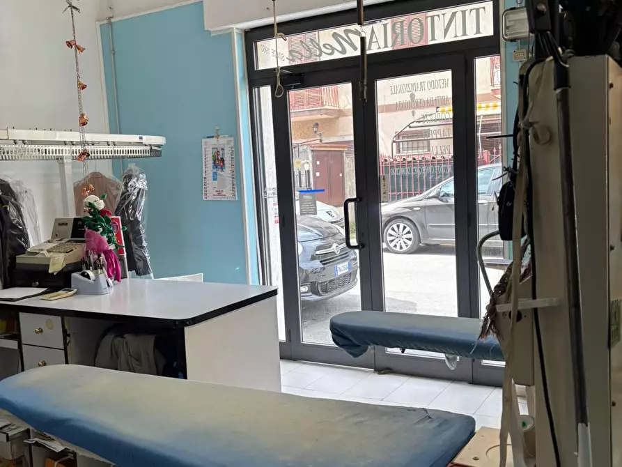 Immagine 11 di Negozio in vendita  a Roma