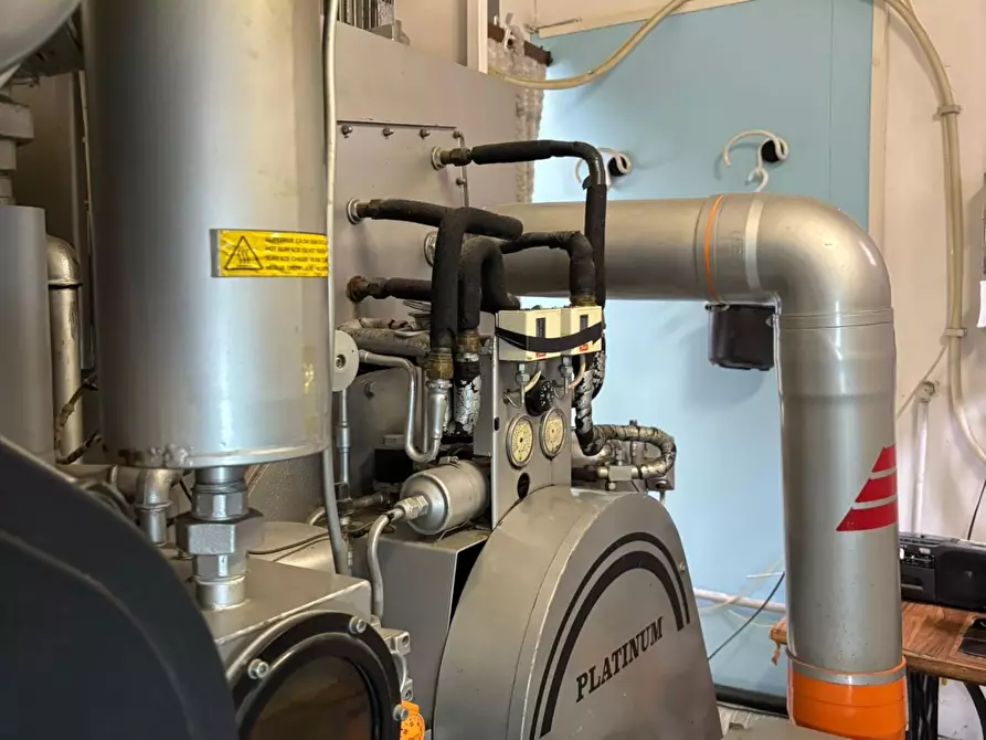 Immagine 18 di Negozio in vendita  a Roma