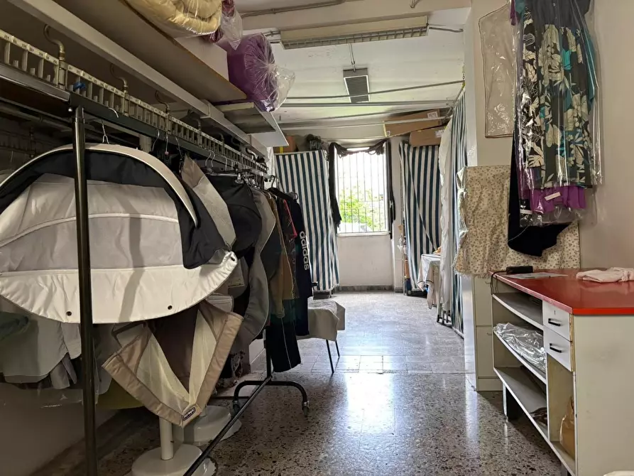 Immagine 27 di Negozio in vendita  a Roma