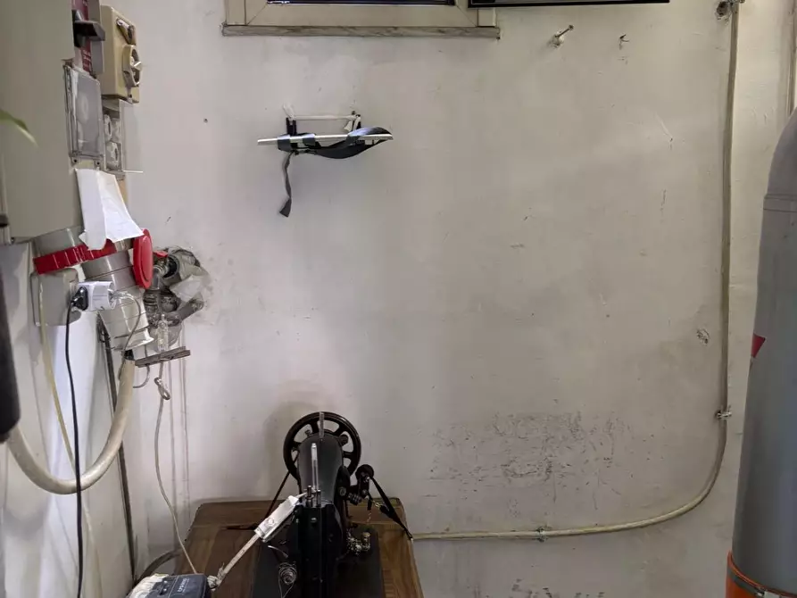 Immagine 15 di Negozio in vendita  a Roma