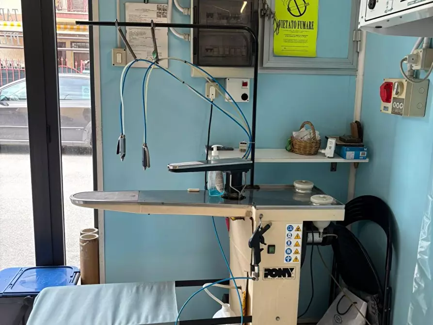 Immagine 9 di Negozio in vendita  a Roma