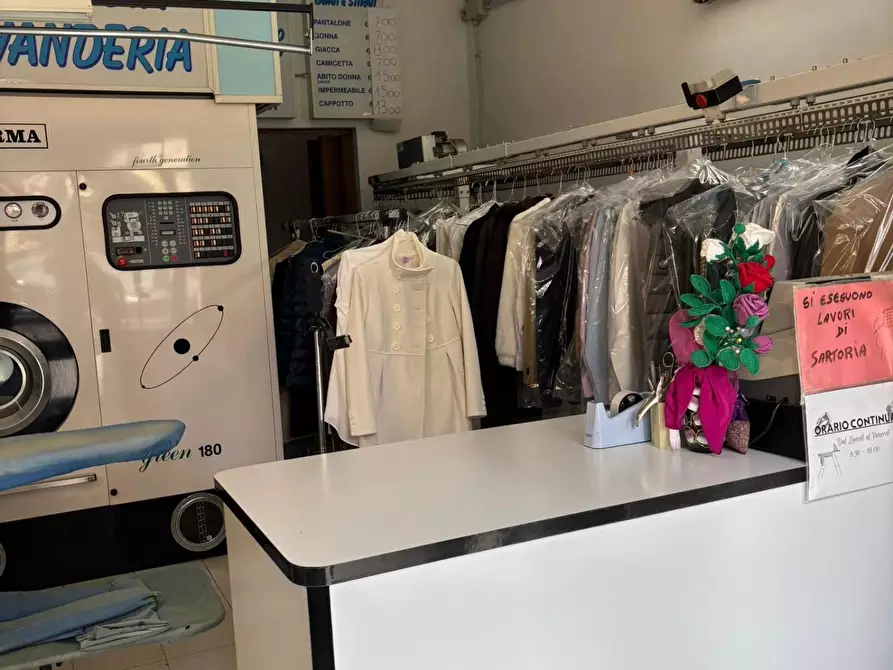 Immagine 7 di Negozio in vendita  a Roma