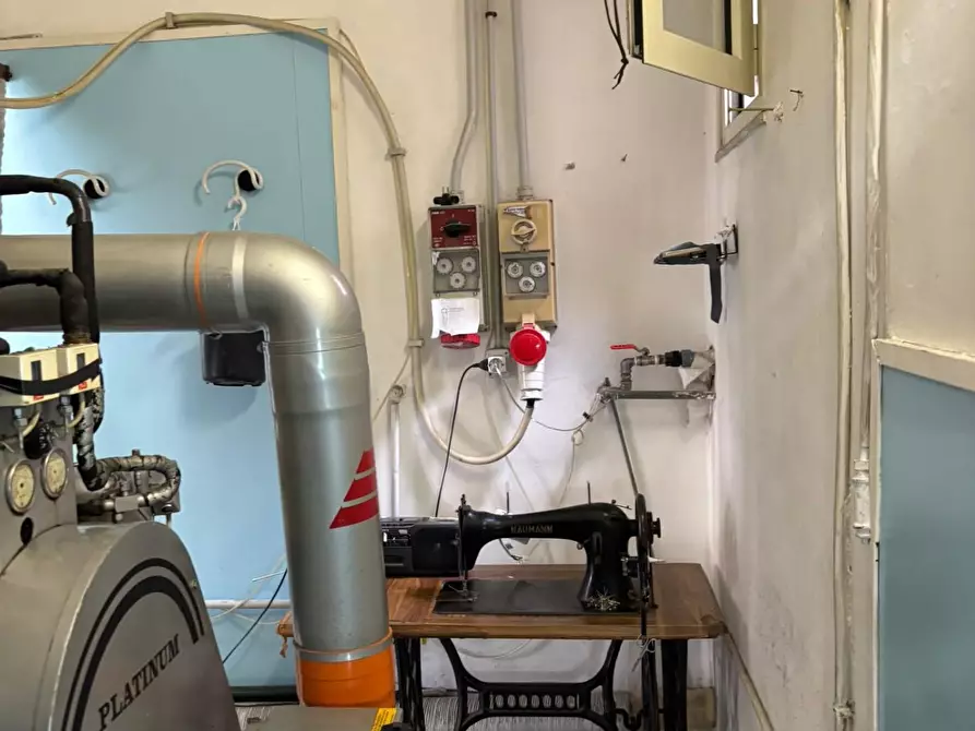 Immagine 16 di Negozio in vendita  a Roma