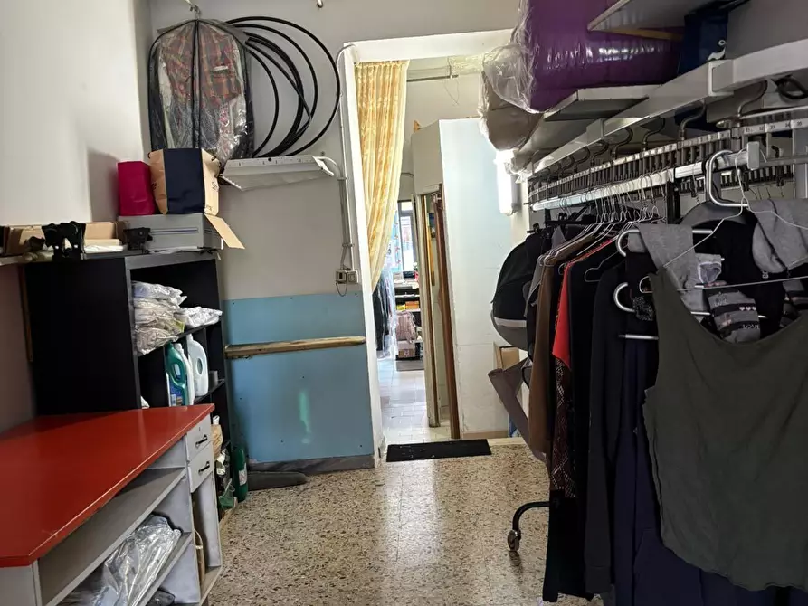 Immagine 31 di Negozio in vendita  a Roma