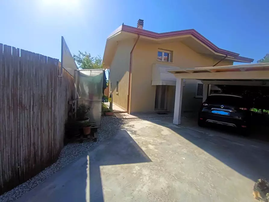 Immagine 2 di Villa in vendita  a Montignoso