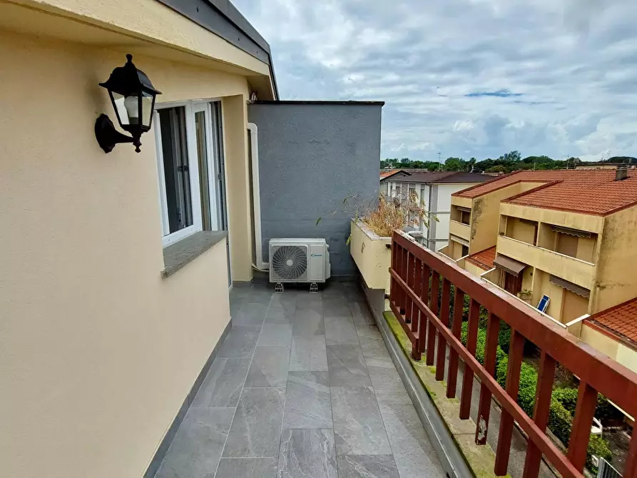 Immagine 1 di Appartamento in vendita  a Viareggio