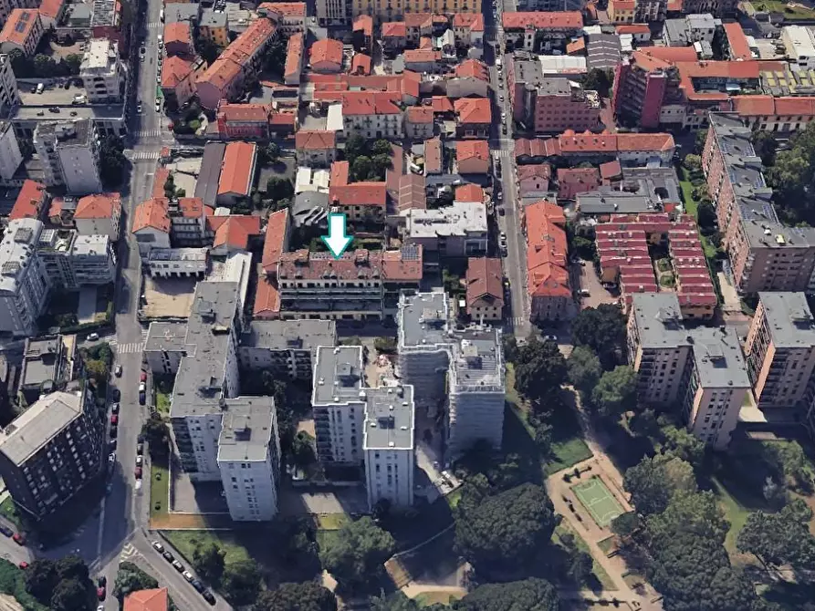 Immagine 2 di Garage in vendita  a Milano