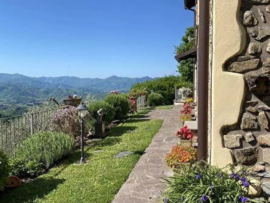 Immagine 1 di Casa indipendente in vendita  a Fivizzano