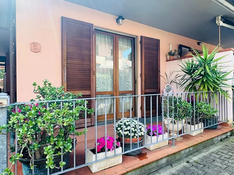 Immagine 3 di Villetta a schiera in vendita  a Viareggio