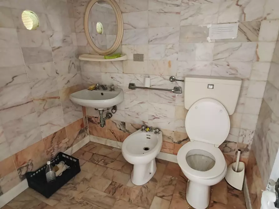 Immagine 5 di Ufficio in vendita  a Massa