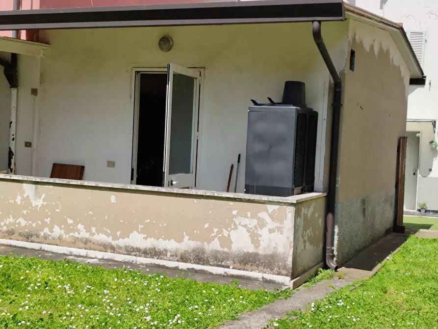 Immagine 6 di Ufficio in vendita  a Massa