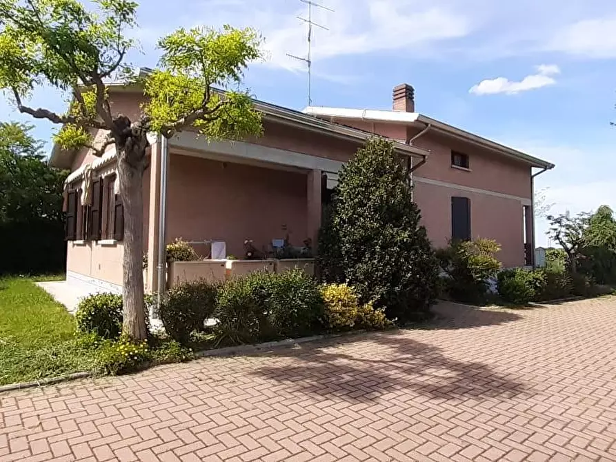 Immagine 2 di Casa indipendente in vendita  a Reggio Nell'emilia