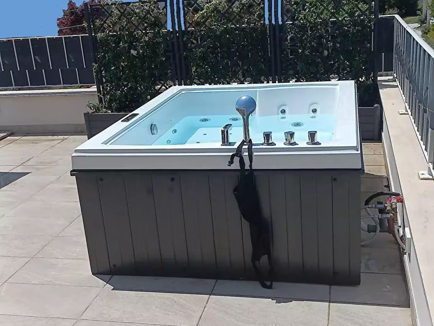 Immagine 15 di Villa in vendita  a Massa