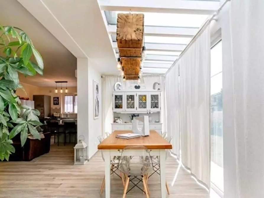 Immagine 2 di Villa in vendita  a Massa