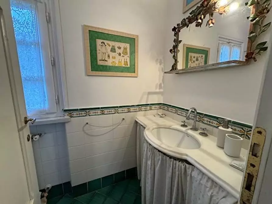 Immagine 43 di Villa in vendita  a Pietrasanta