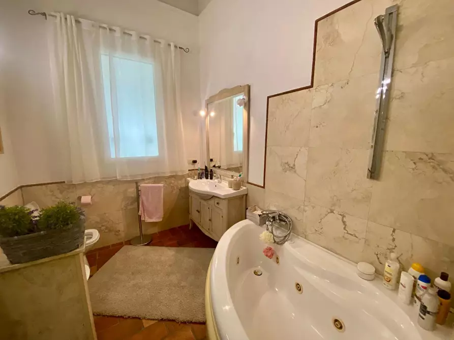 Immagine 25 di Villa in vendita  a Lucca