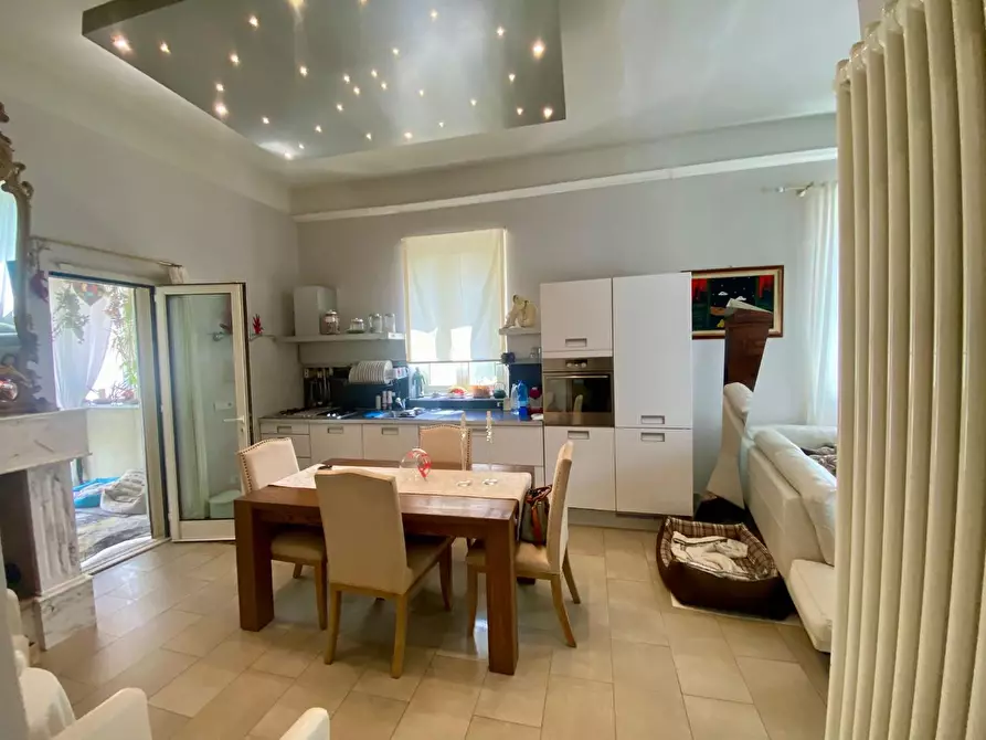 Immagine 11 di Villa in vendita  a Lucca