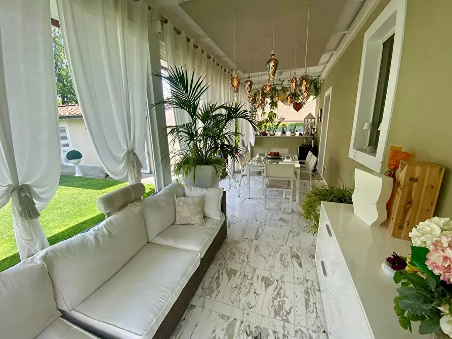 Immagine 1 di Villa in vendita  a Lucca