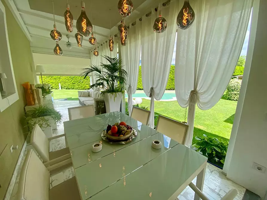 Immagine 2 di Villa in vendita  a Lucca