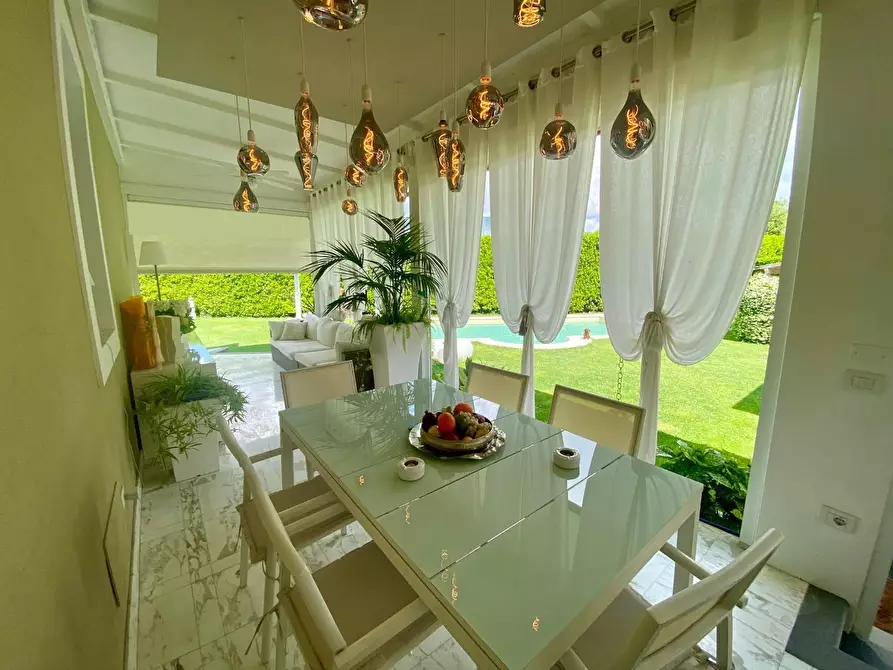 Immagine 3 di Villa in vendita  a Lucca